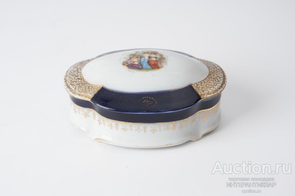 Фарфоровая шкатулка с живописным медальоном 22АБ0227