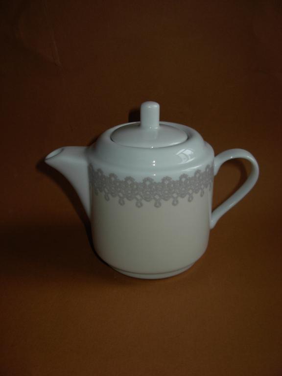 Чайник  заварочный , фарфор , пить чай , видимо иностранный , без сколов и трещин