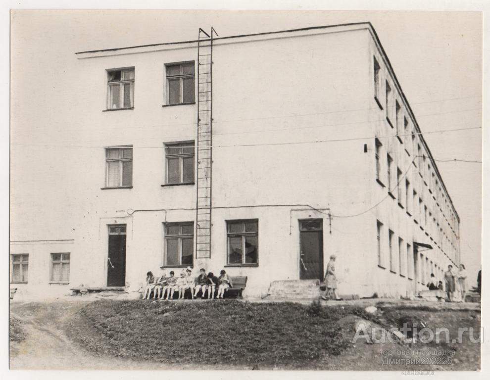 Камчатка. Петропавловск-Камчатский. Женщины на лавочке. Большое фото.