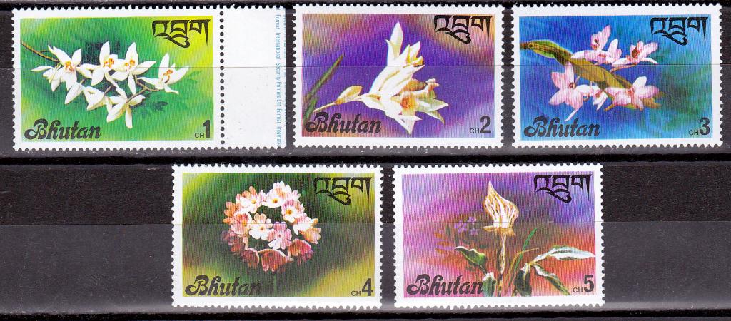 Марки Бутан 1976 г.  Тропические цветы  Полная серия 5 марок MNH ** Флора