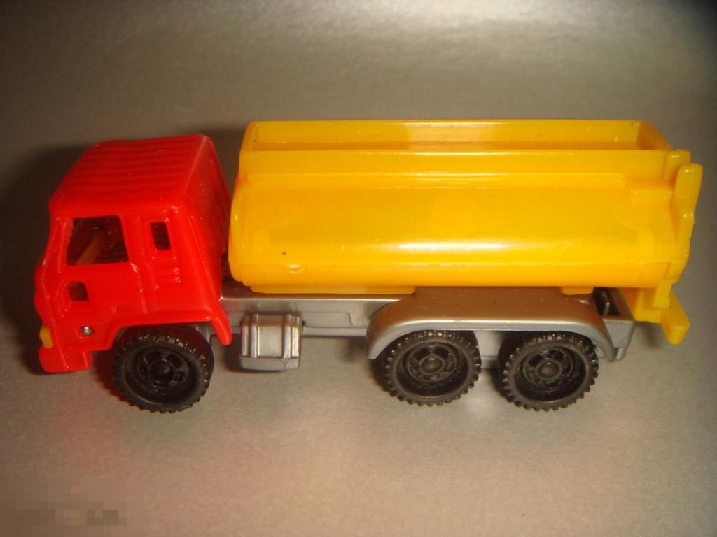 Игрушка ,машинка,Бензовоз,пластмасса .(игр.11.). 