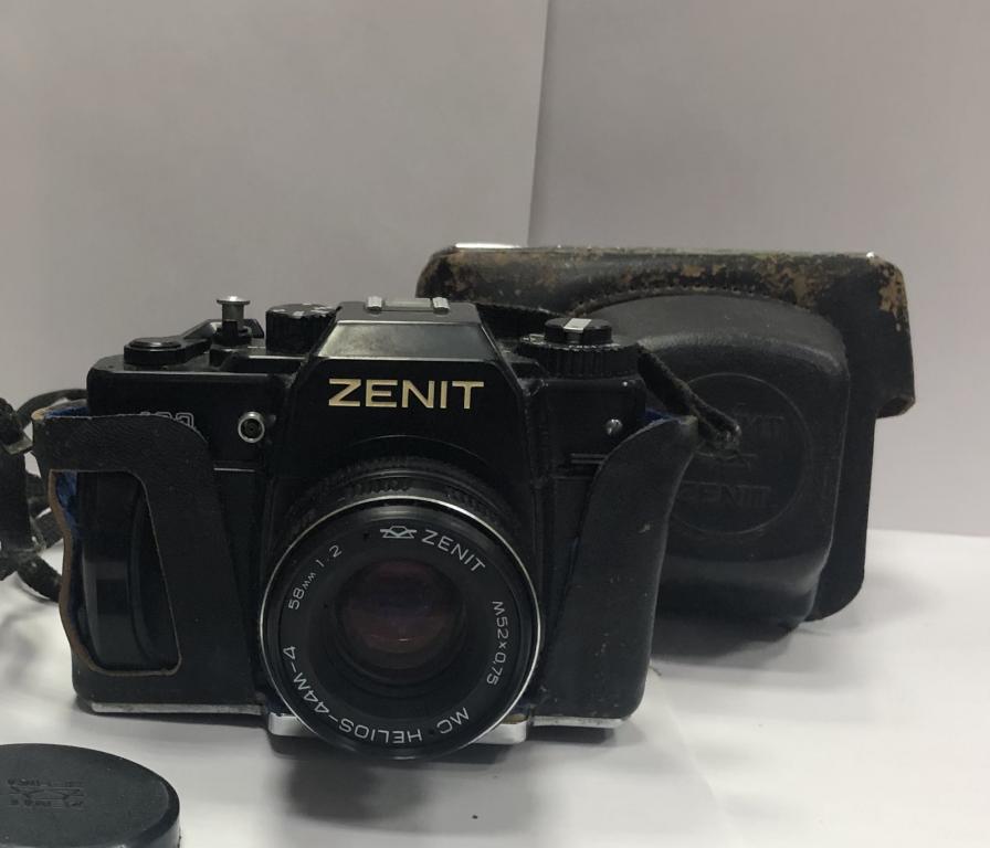 Фотоаппарат Зенит 122 с объективом Гелиос-44М-4 в чехле Zenit Helios