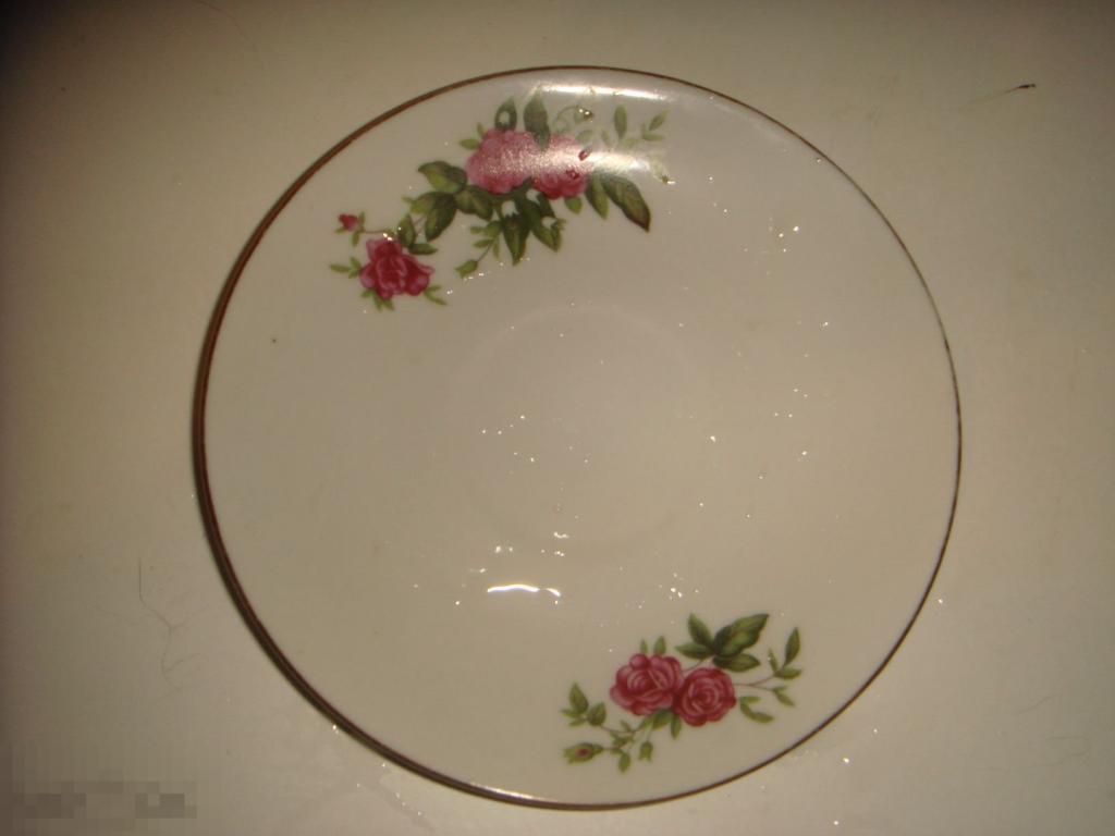 Чайное блюдце,розы,китайский фарфор. 
