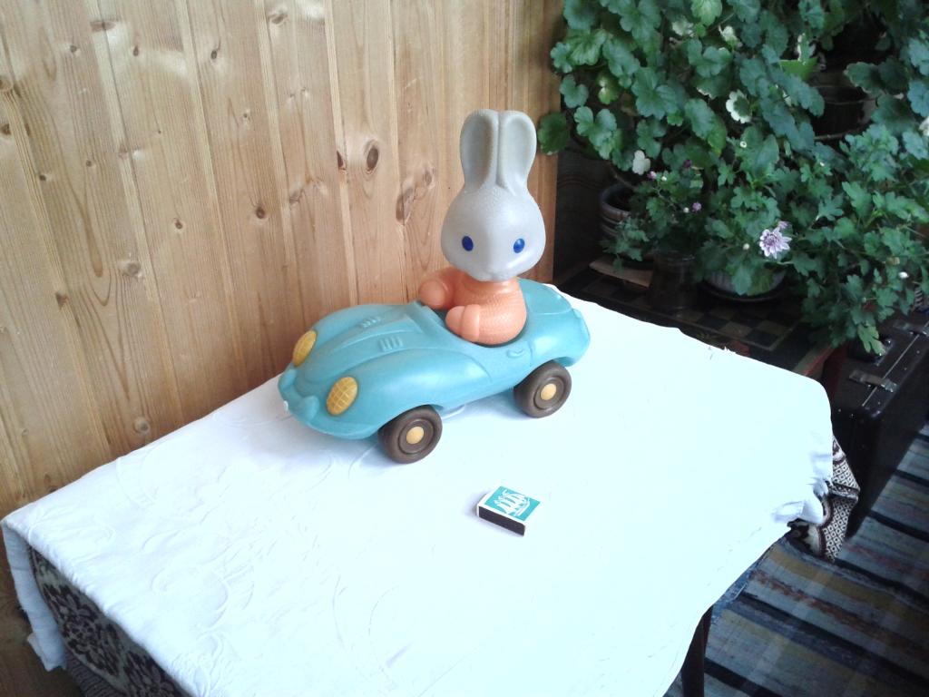 Игрушка СССР , Зайка на гоночном автомобиле , очень хорошее состояние !!!