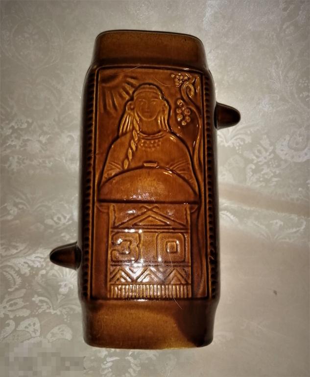 Ваза Севастополь Девушка с караваем керамика СССР (п.24). 