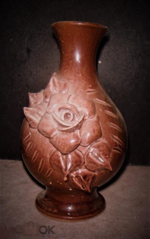 Керамическая ваза с лепниной.(роза).(п.10) 