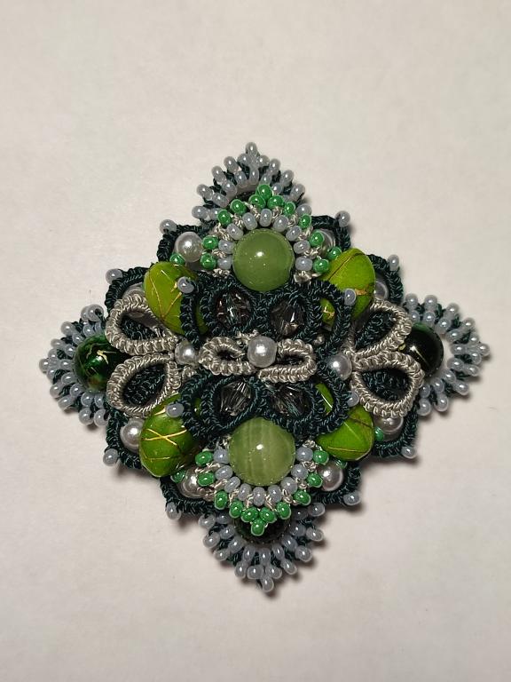 Брошь ручной работы, выполнена в технике фриволите, крепление - булавка, Hand Made. Подарок. Презент