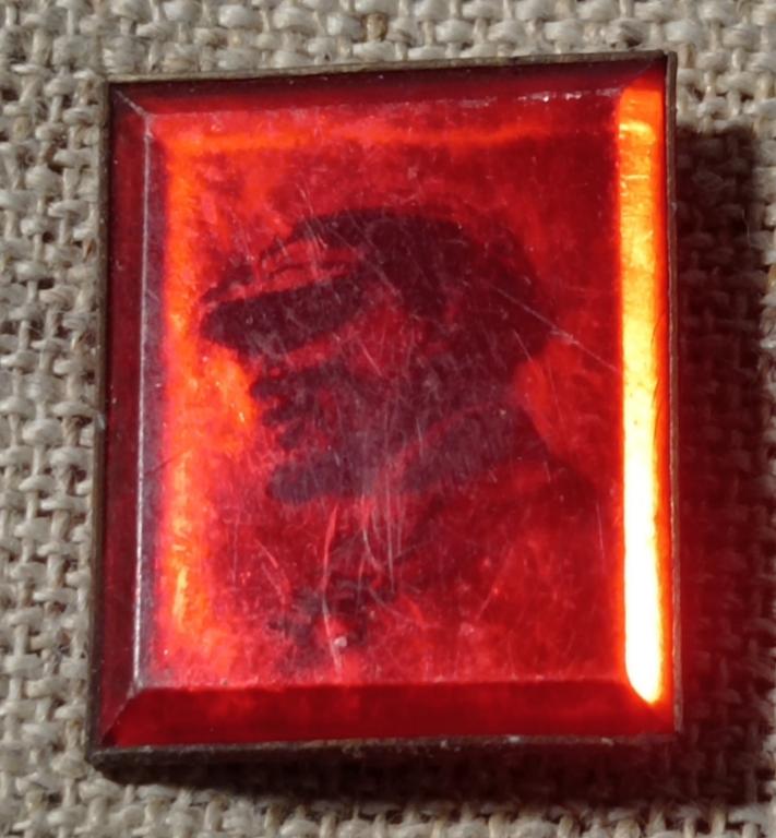 В. И. Ленин в кепке, красный, оргстекло, СССР. (2)