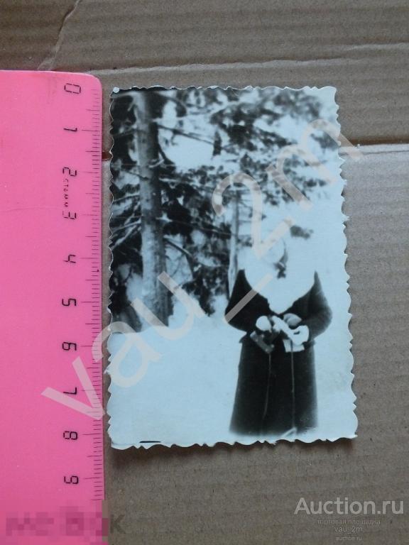 Девушка зимой с фотоаппаратом селфи. и13 