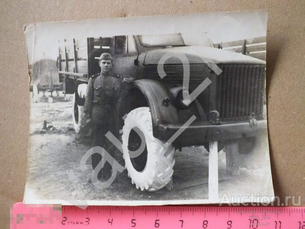 Солдат военный и автомобиль ГАЗ-63 на пеньках. Бобруйск, 1956 год. ив3 