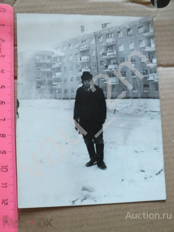 Юноша парень Лева Лев на фоне дома. 1972 год. и13 