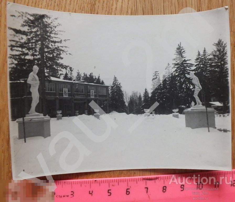 Вид довоенного советского санатория зимой. Скульптуры. Лозунги. Портреты. Сталин 