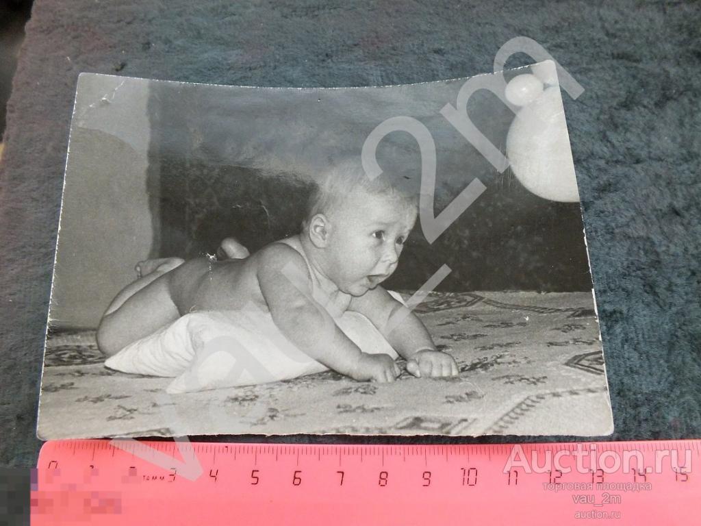 Ребенок кроха малыш голыш на подушке. 1972 год. и1 