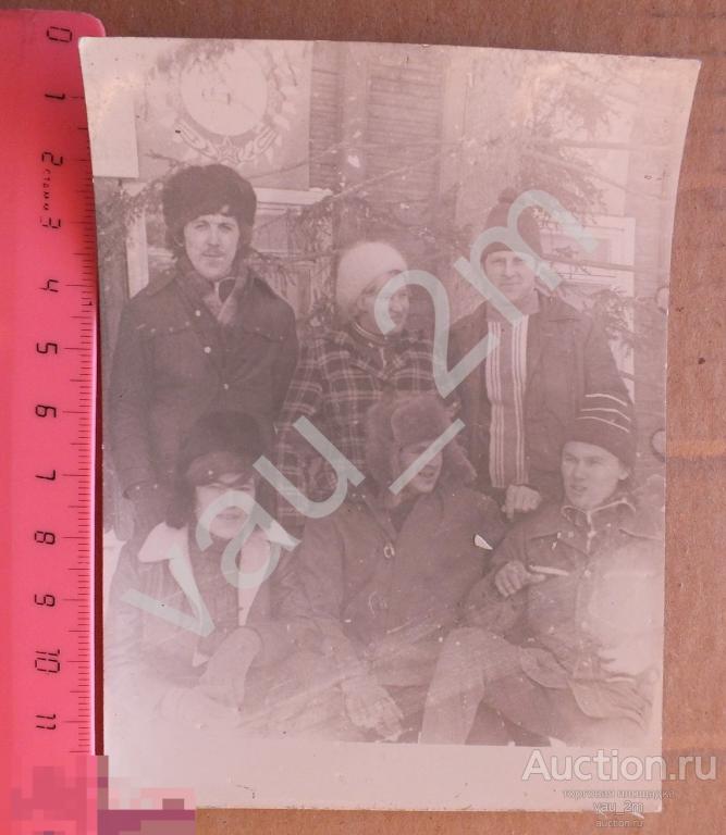 Группа людей на фоне дома с изображением знака ГТО СССР. и9 