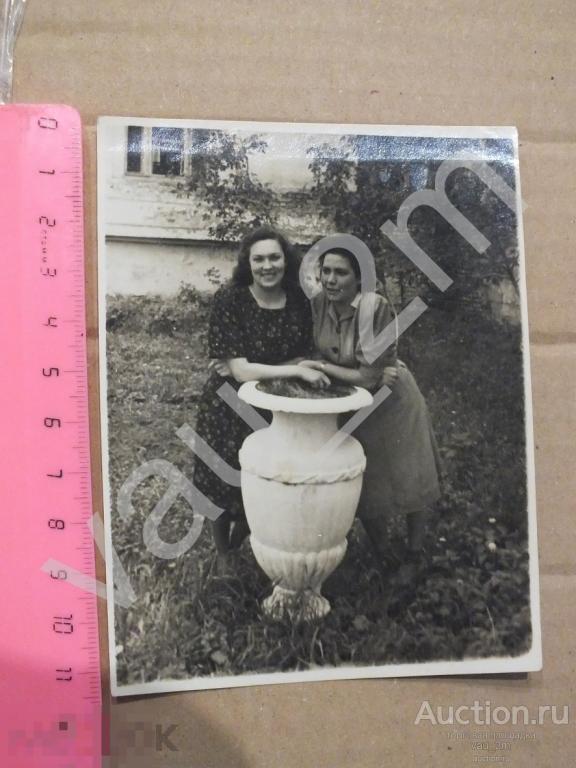 Две девушки студентки подруги во дворе мединститута медицинский институт. 1949 год. и10 