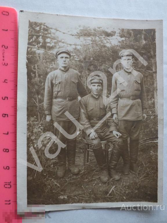 Три товарища бойцы РККА красноармейцы сослуживцы на фоне природы 
