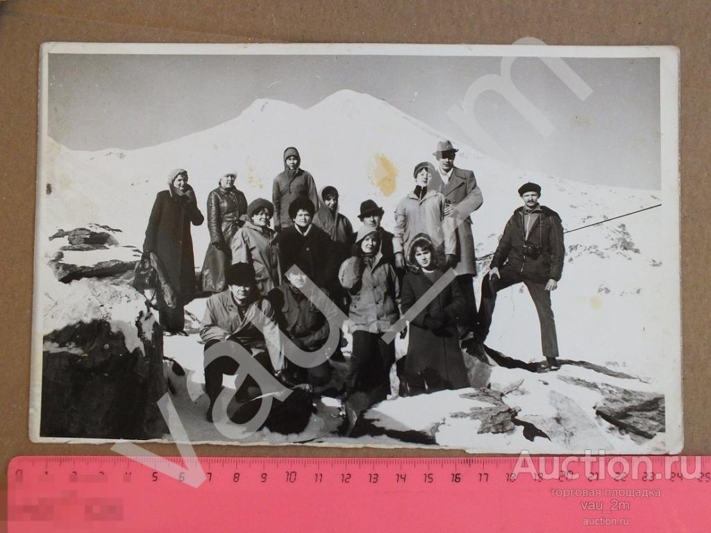 Туристы экскурсия в горы. и11 