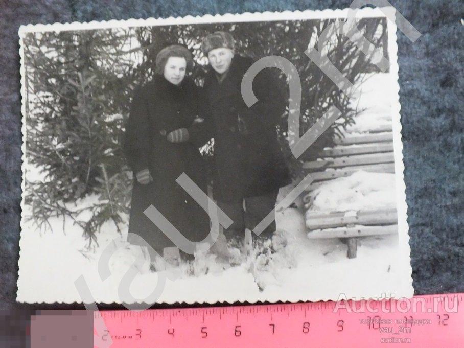 Мужчина и женщина зимой в парке. и7 