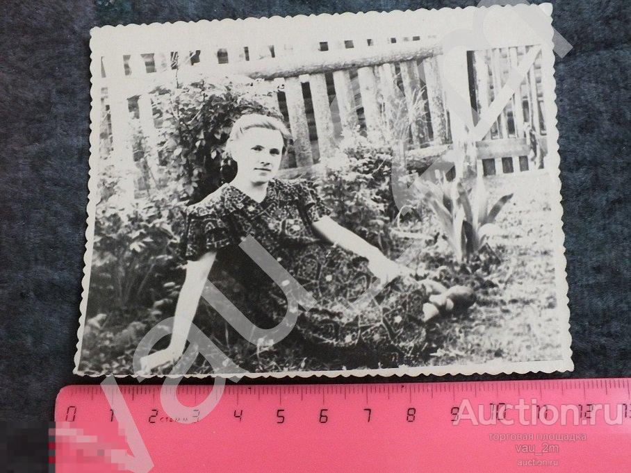 Женщина позирует на клумбе деревенского участка. и7 