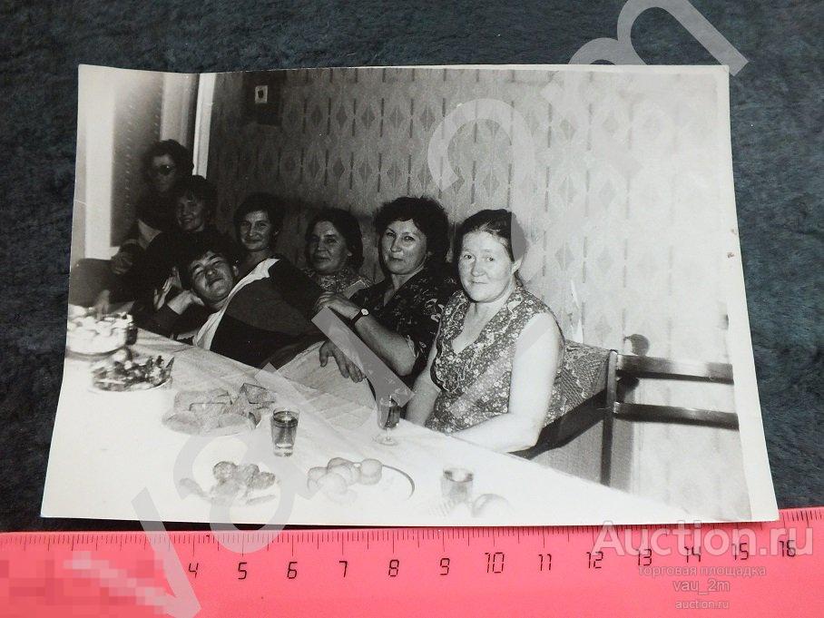 Мужчина лежит на коленях у женщин. Застолье. и3 