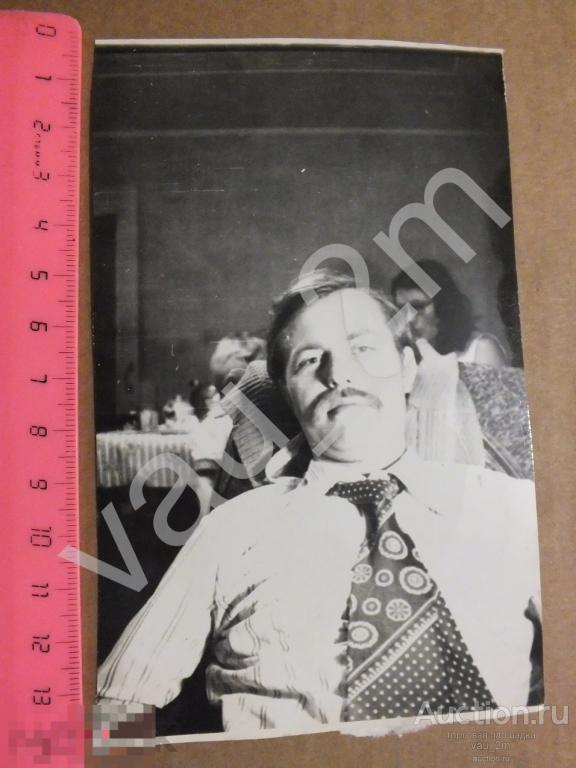 Стильный мужчина в галстуке сидит в кресле. и17 