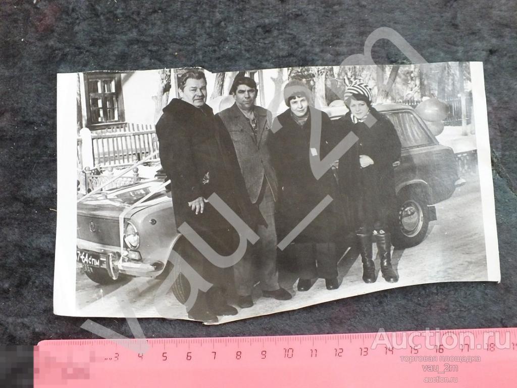 Мужчины, женщины и свадебный украшенный автомобиль авто ВАЗ 2102. и8 