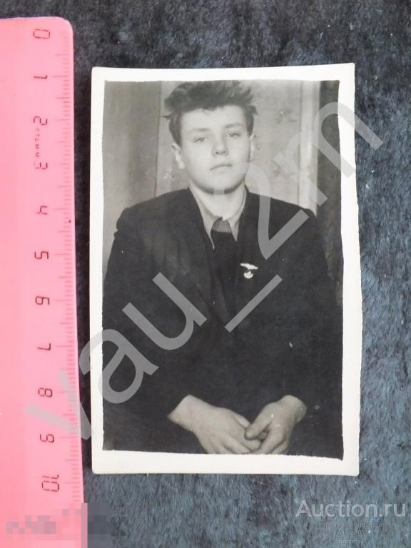 Юноша парень с нагрудным знаком или значком. 1985 год. и8 