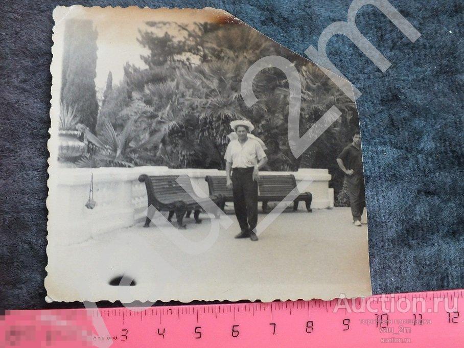 Мужчина в шляпе отдыхает в Сочи. и6 