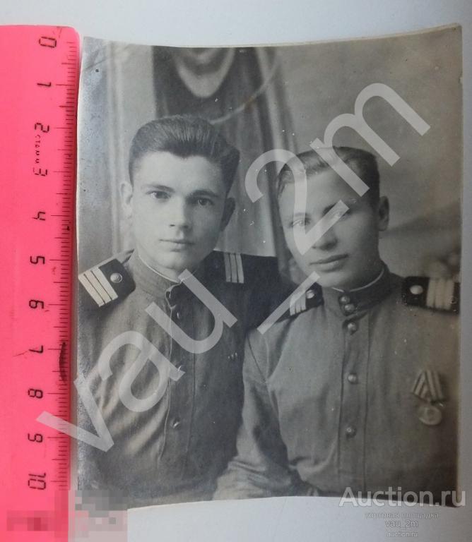 Два сержанта. Один с медалью За победу над Германией в ВОВ. 1946 год 