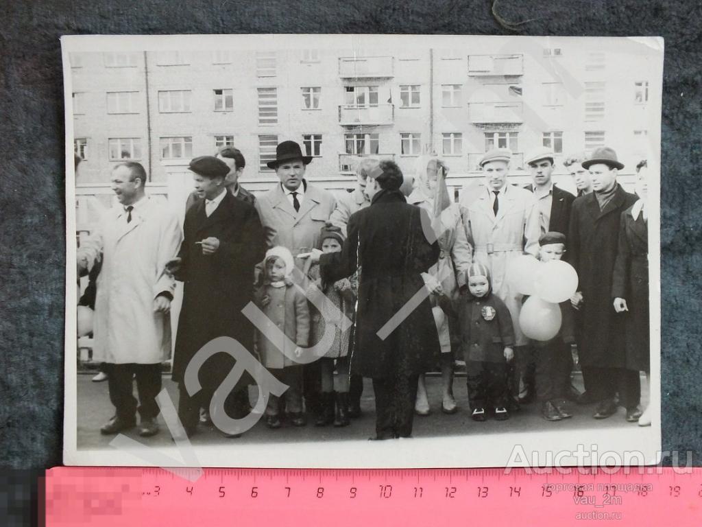 Группа людей торжество во дворе дома. и5 