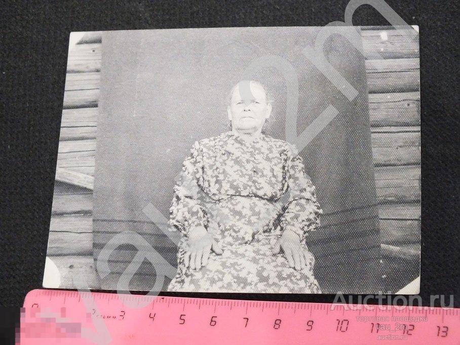 Женщина бабушка на фоне деревенского дома 