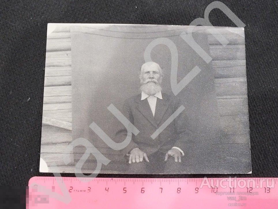 Мужчина дедушка на фоне деревенского дома 