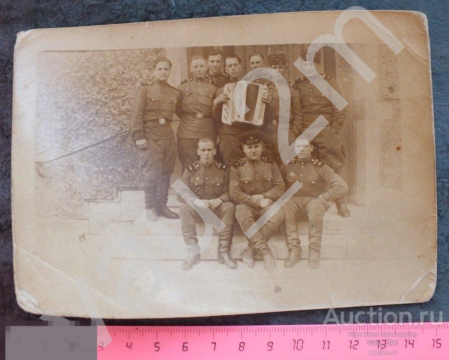 Солдаты однополчане сослуживцы танкисты аккордеон гармонь гармошка. ГСВГ Германия 1955 год. И 