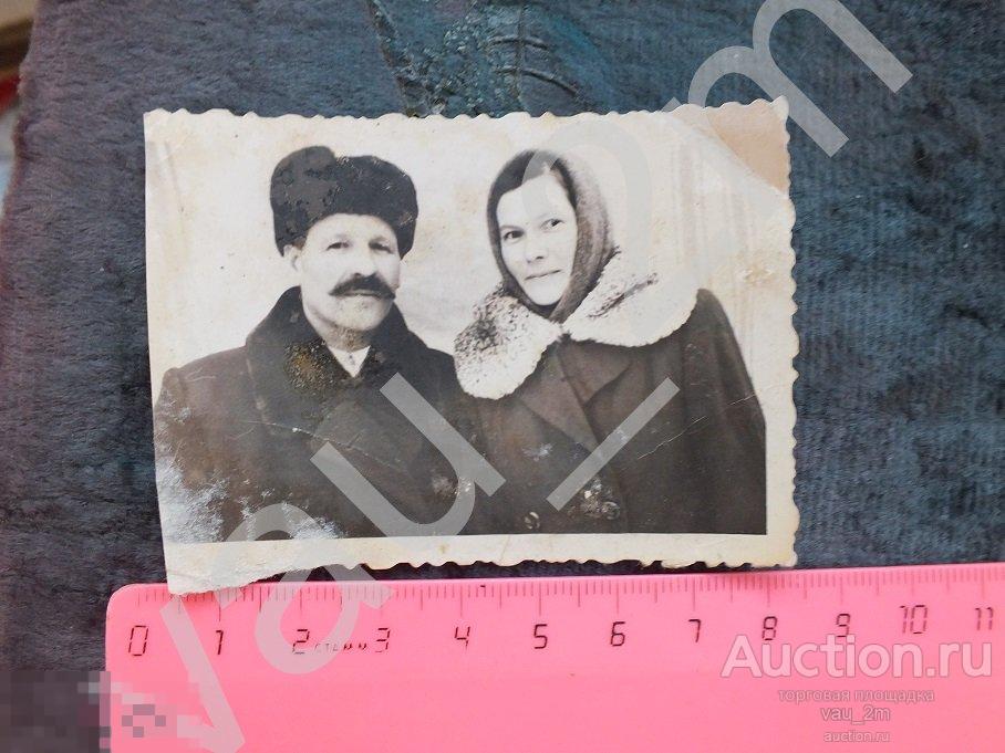 Мужчина и женщина в зимних одеждах. И 