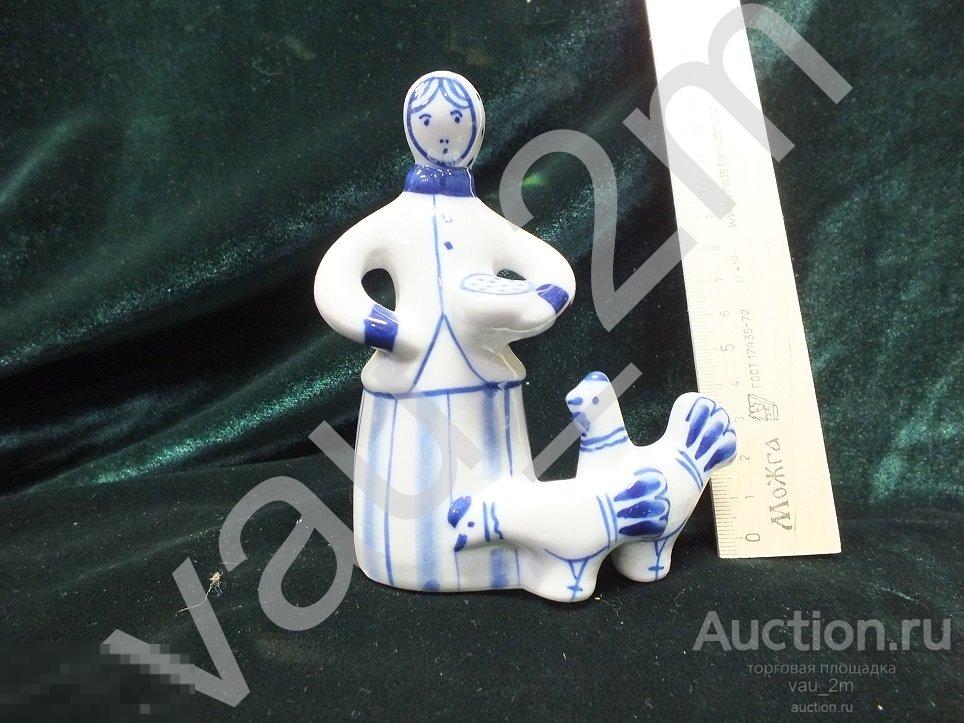 Гжель СССР. Девушка женщина баба кормит кур куры 