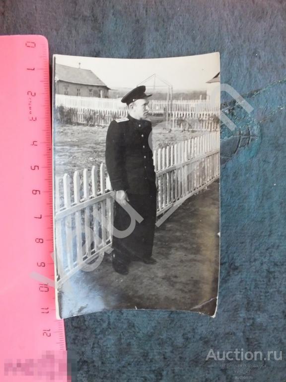 Военный офицер стоит у забора. СССР, 1955 год. И 