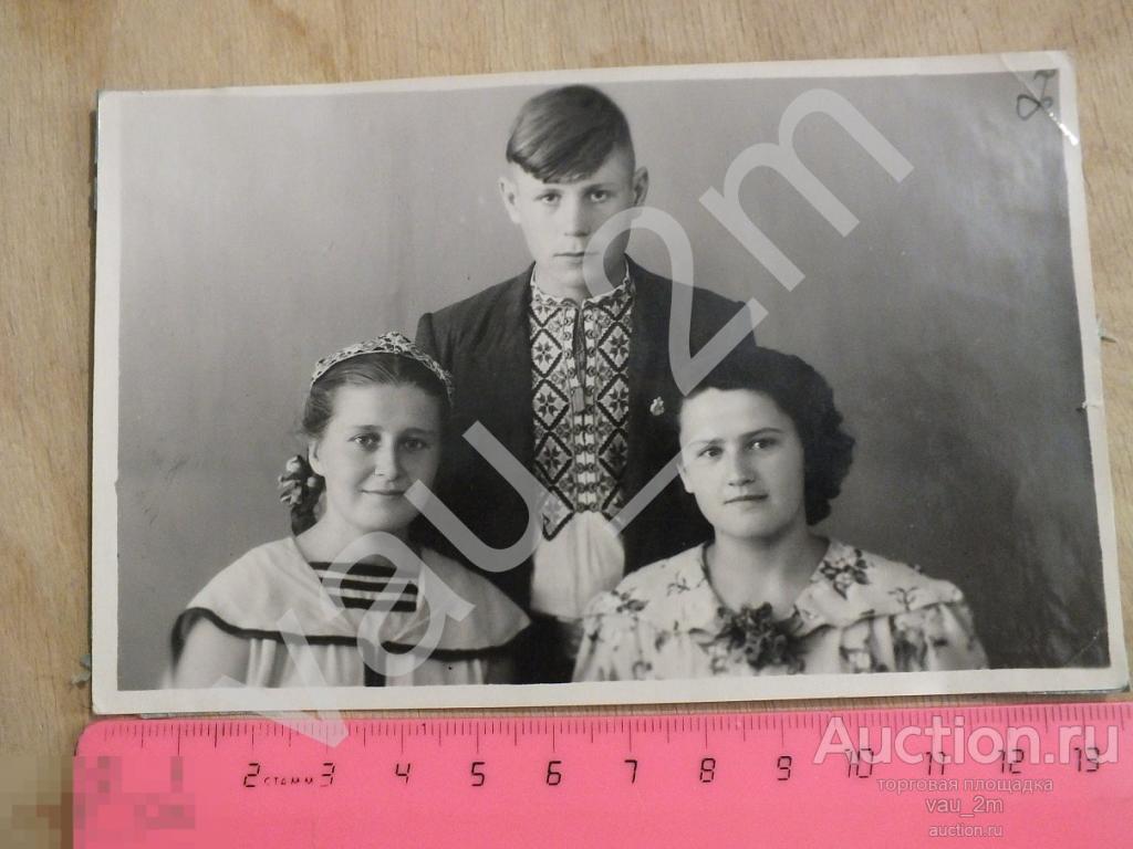 Парень в расшитой рубашке, со значком и две девушки. бат2 