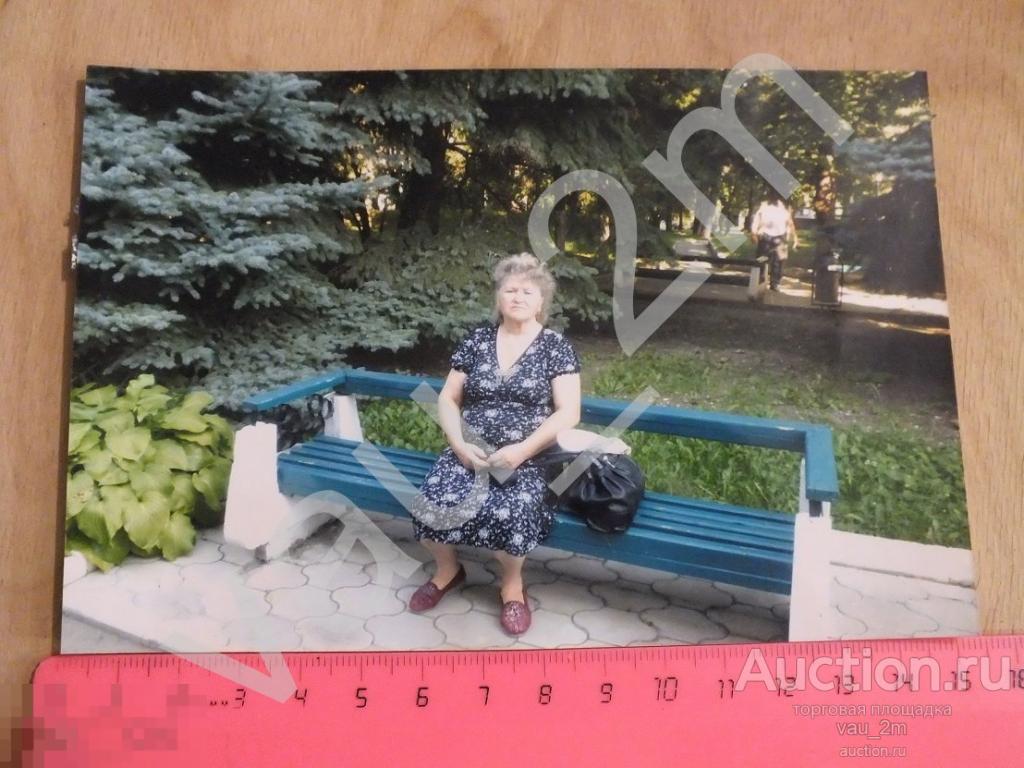 Женщина на скамейке лавочке в парке. бат3 