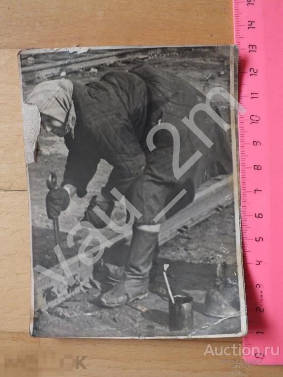 Женщина ремонтирует железнодорожный путь рельс железная дорога 