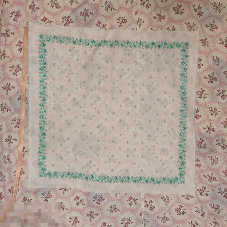 платок головной СССР  большой 75х77 .Новый.Без этикетки.Хлопок 100%.Винтаж 