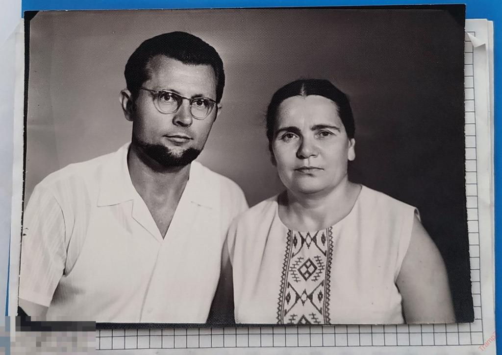 Фотография мужчина с бородой в очках, женщин6а, вышиванка #51* 