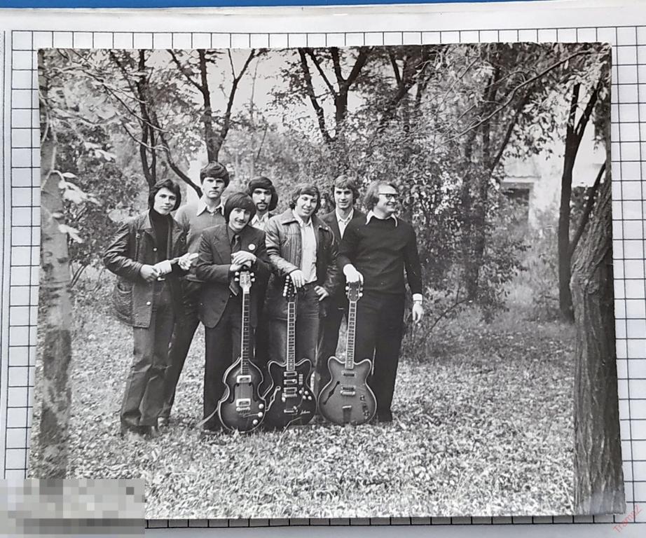 Фотография парни с гитарами, молодежь, электрогитара, музыкальные инструменты, музыканты #59* 