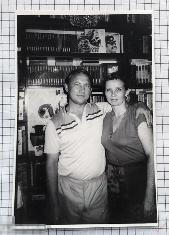 Фотография мужчина и женщина, советский интерьер, шкаф библиотека Гагарин #59* 