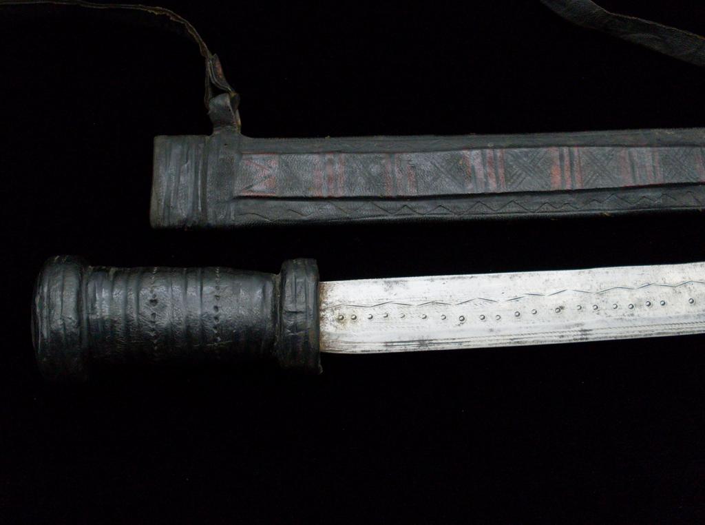 ЭТНИЧЕСКАЯ УКРАШЕННАЯ САБЛЯ - ЗАПАДНАЯ АФРИКА конец XIX века.