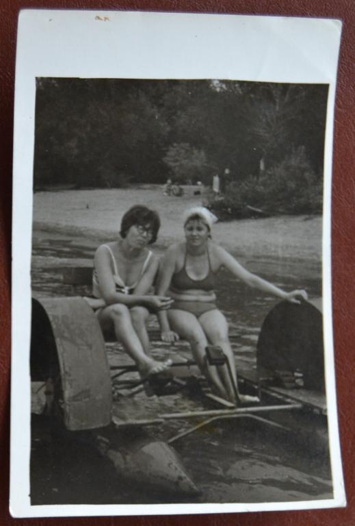 Фото Девушки в купальниках на катамаране Пляж Река 70 год