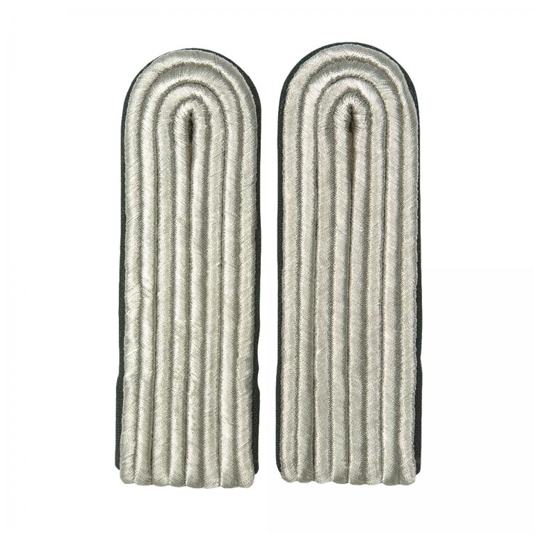 Погоны офицера ННА ГДР с кантом темно-зеленого цвета.