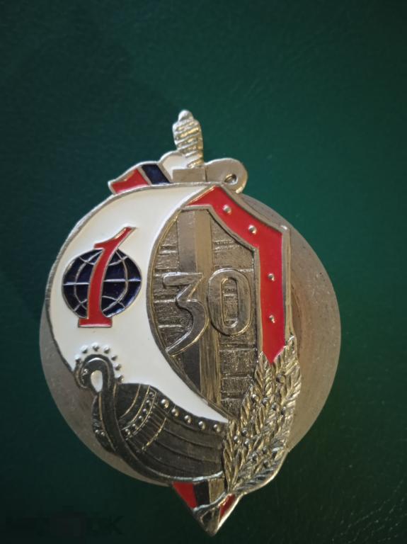 Нагрудный знак и фрачник 1 оперативного отдела Службы Внешней Разведки 30 лет. 