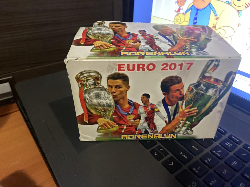 Пустой блок от жевательной резинки Adrenalyn euro 2017