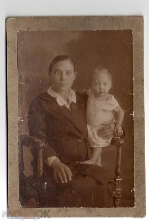 фото на картоне женщина ребенок семья 