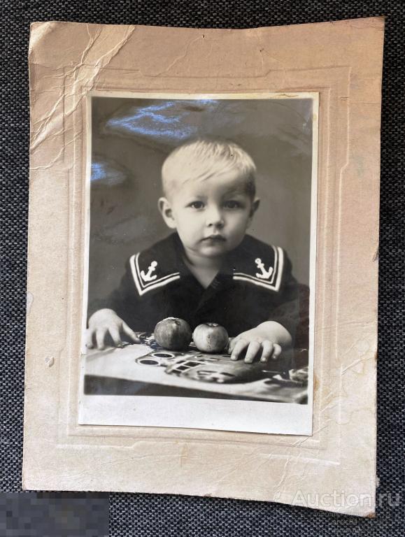 Фото-портрет мальчика с яблоками 